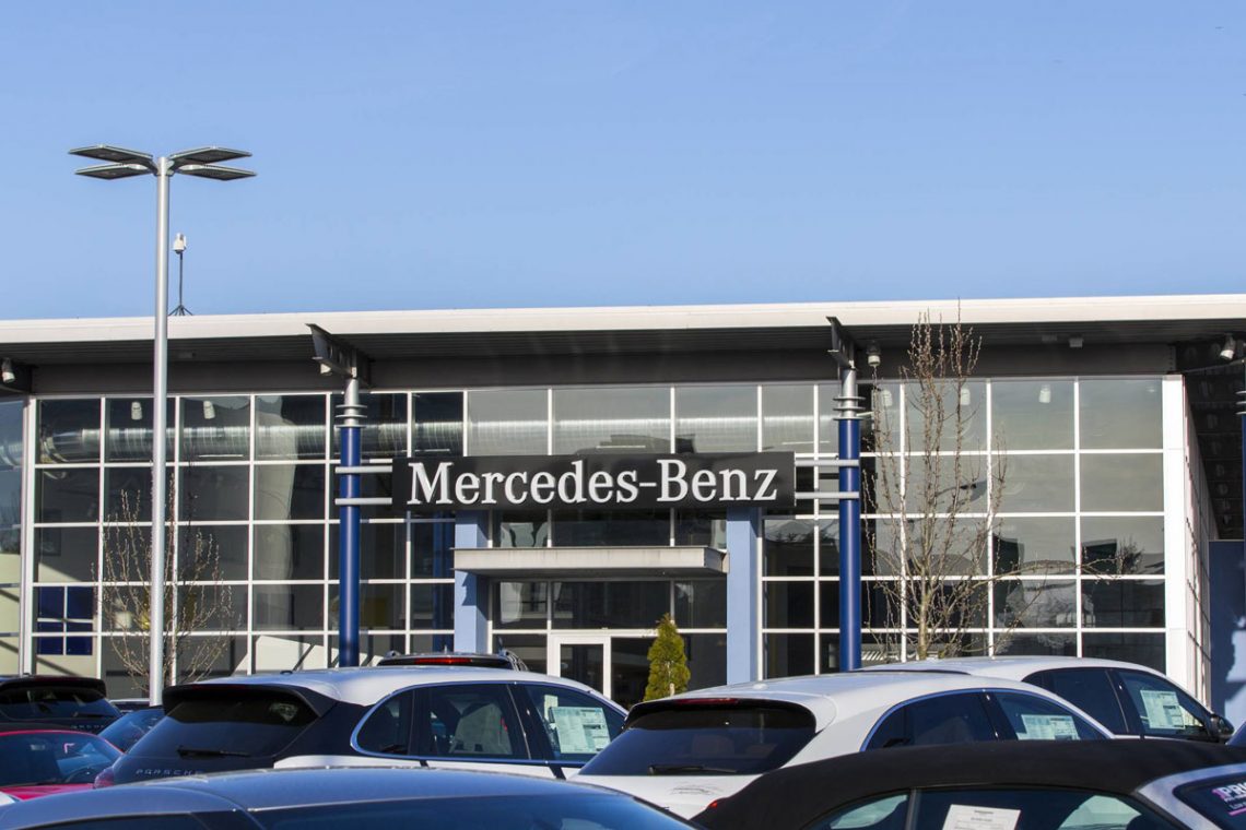Showroom d'un concessionnaire Mercedes