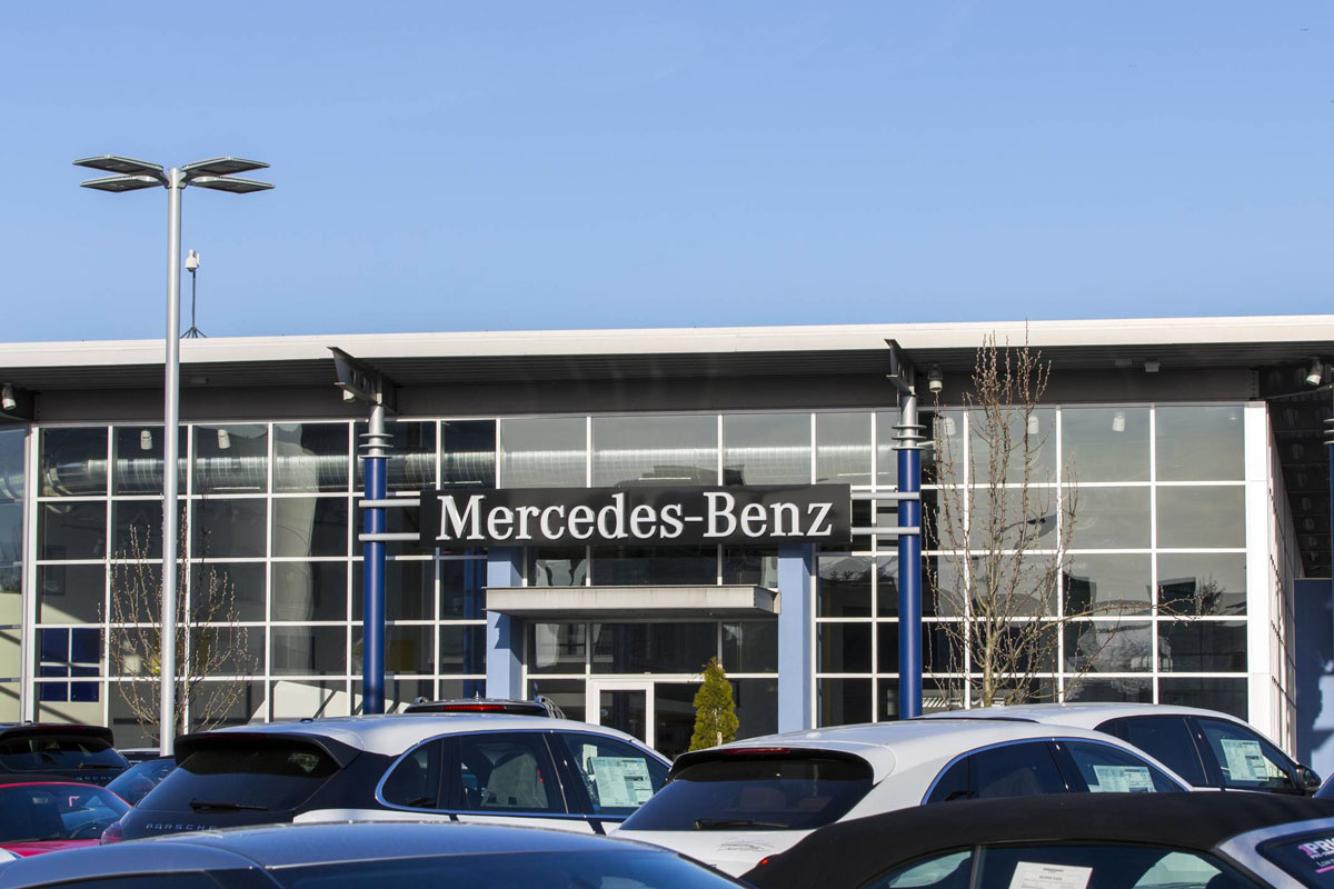 Showroom d'un concessionnaire Mercedes