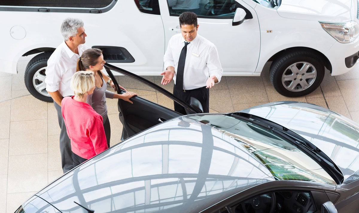 Une voiture neuve présentée par un courtier dans un showroom