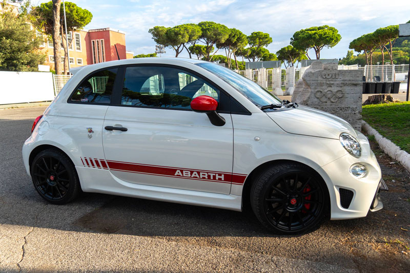Une Abath sur le parking d'un mandataire