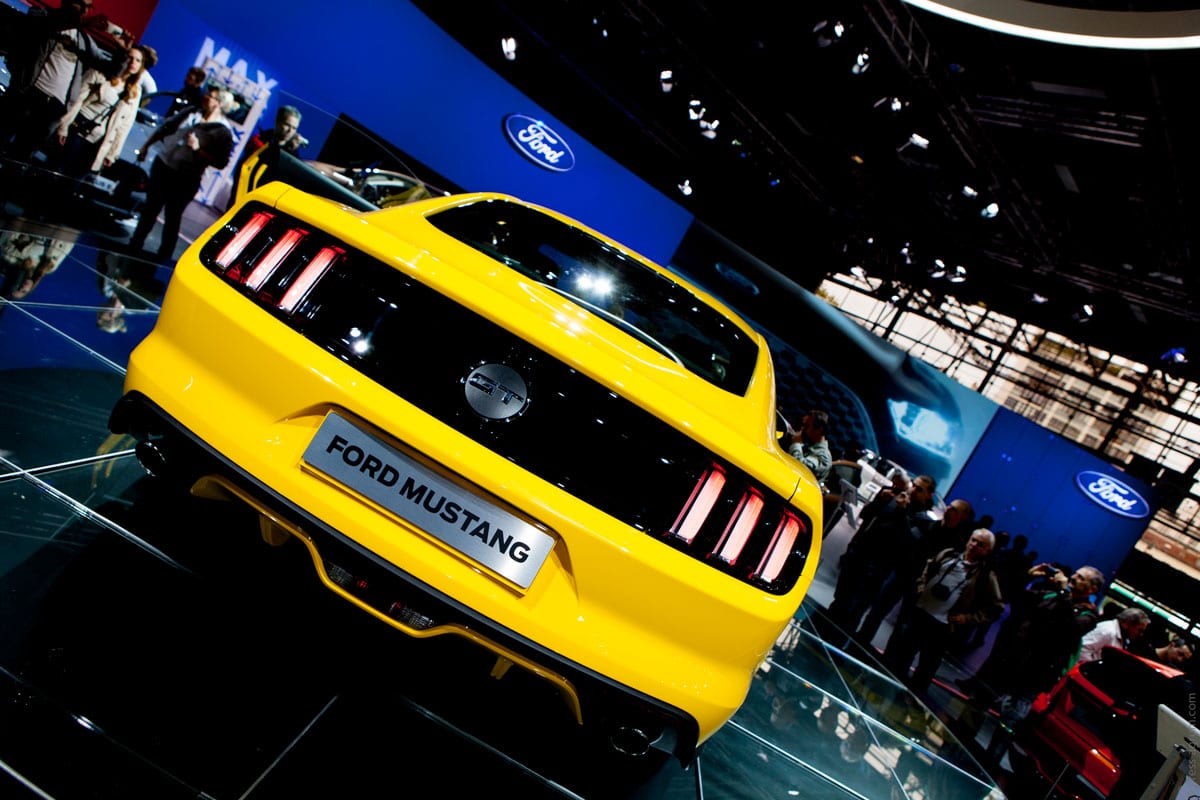 Une Ford Mustang sur le stand de Ford lors du mondial de l'automobile à Paris