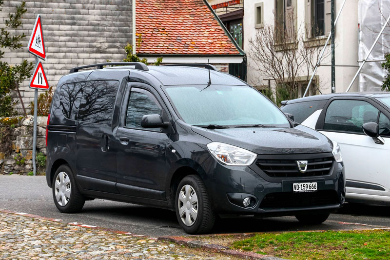 Dacia Dokker sur parking en ville