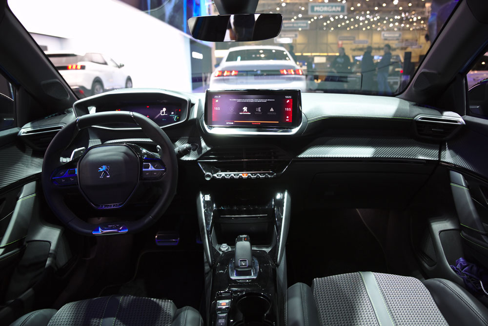 L'intérieur de la Peugeot 208 et très high-tech, notamment avec le i-cockpit
