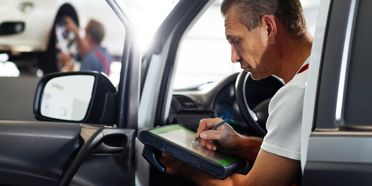Une voiture lors d'un contrôle technique