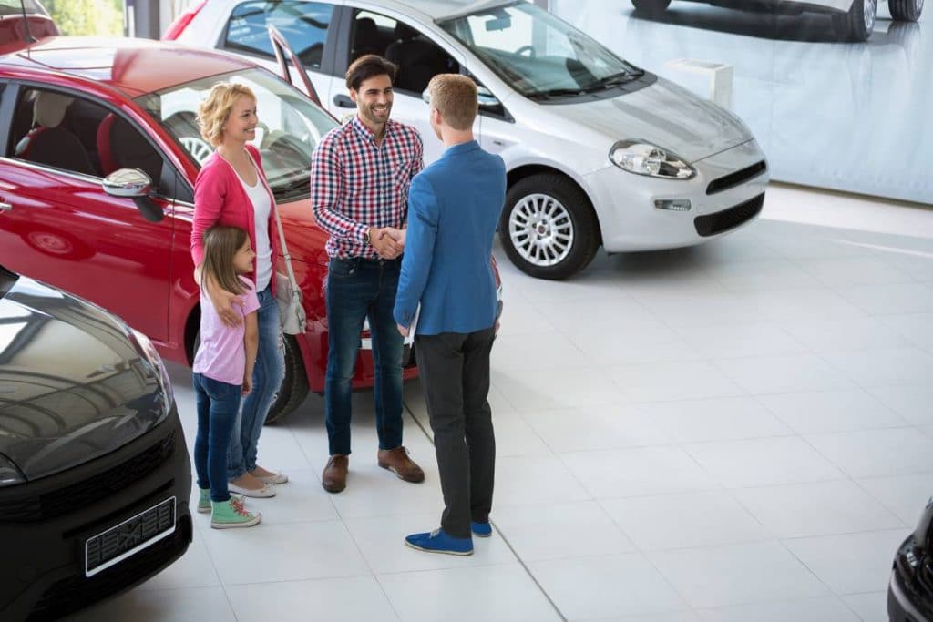 Un professionnel procède à l'immatriculation de la voiture importée
