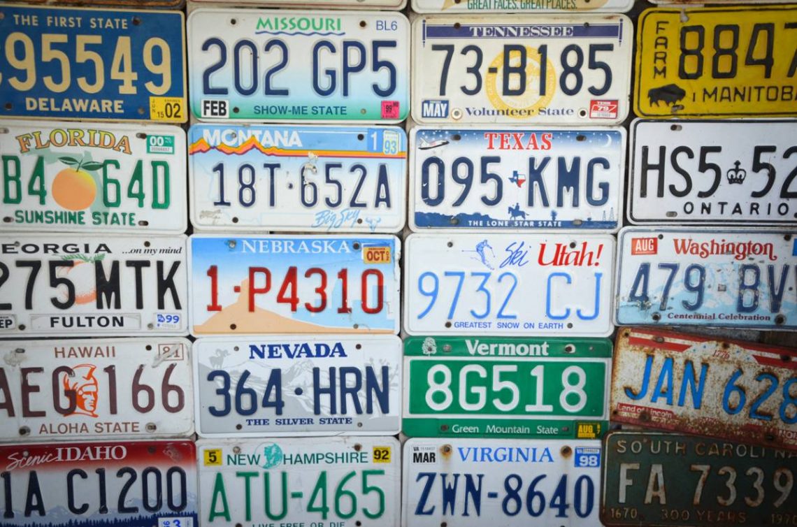 Des plaques de voitures étrangères qui ont été importées par un mandataire auto