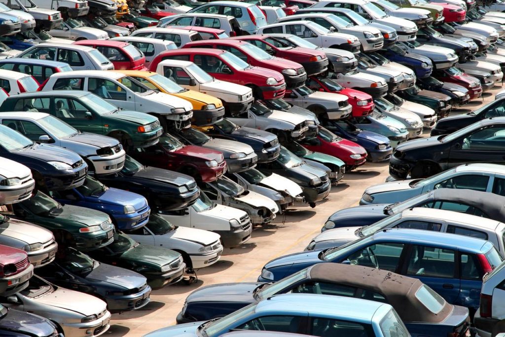 Une casse auto dans laquelle il y a des voitures détruites