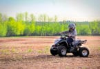 Un enfant sur un quad