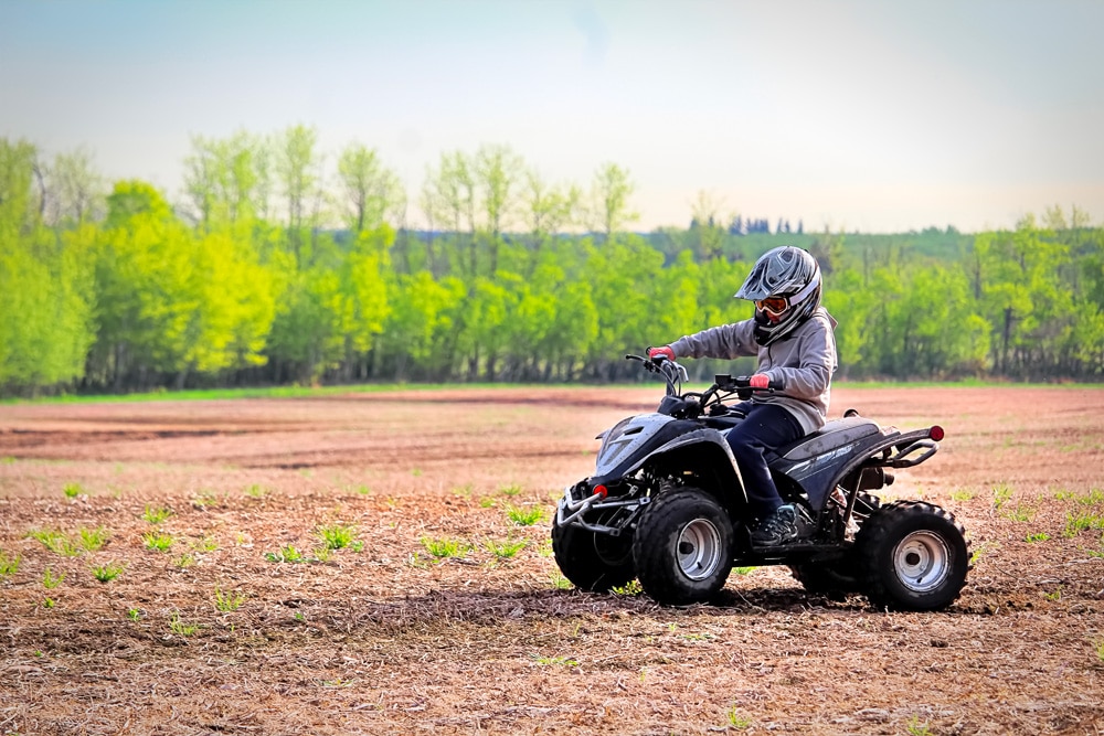 Un enfant sur un quad