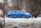 Une voiture en hiver, qui est dans la neige et le froid