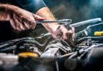 Une réparation mécanique d'une voiture suite à un problème moteur