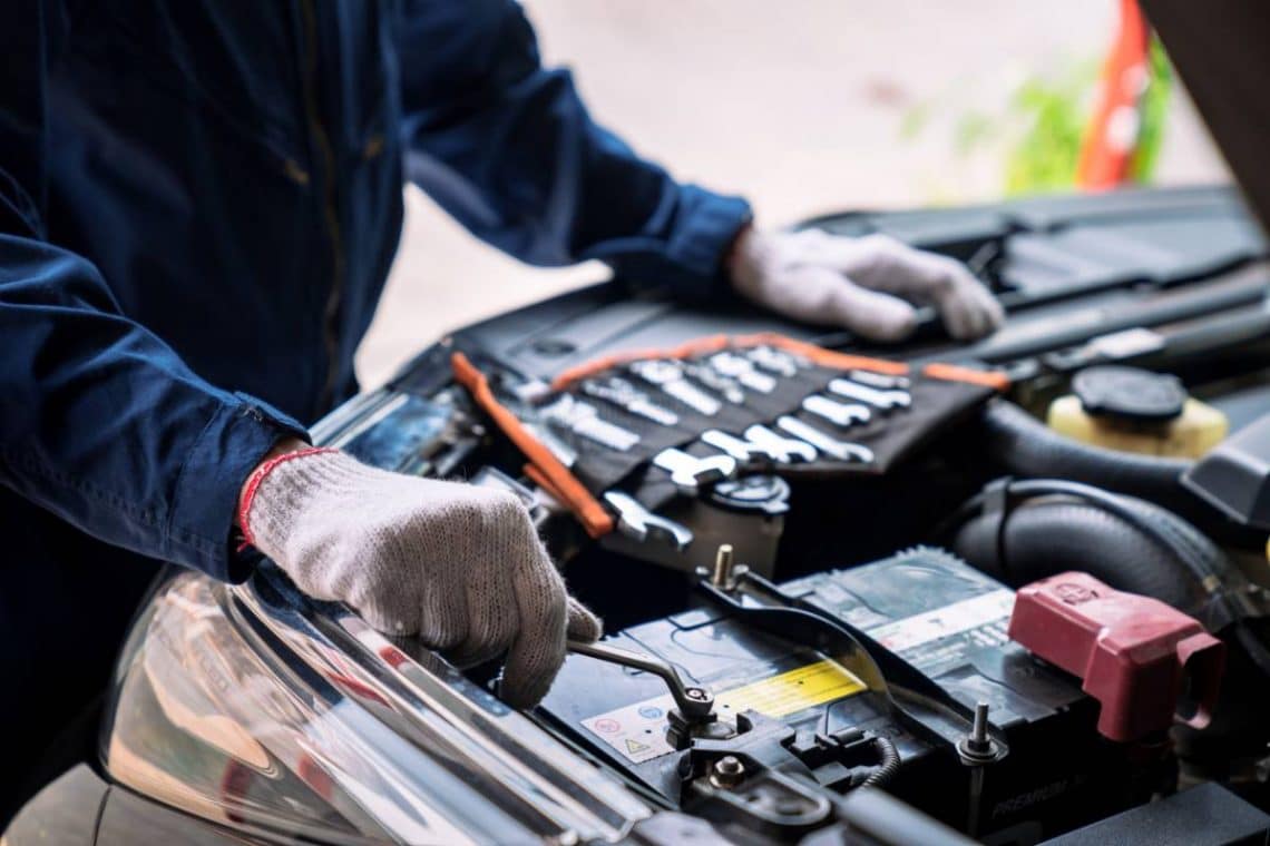 Un alternateur de batterie sur une voiture