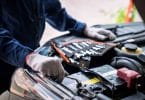 Un alternateur de batterie sur une voiture