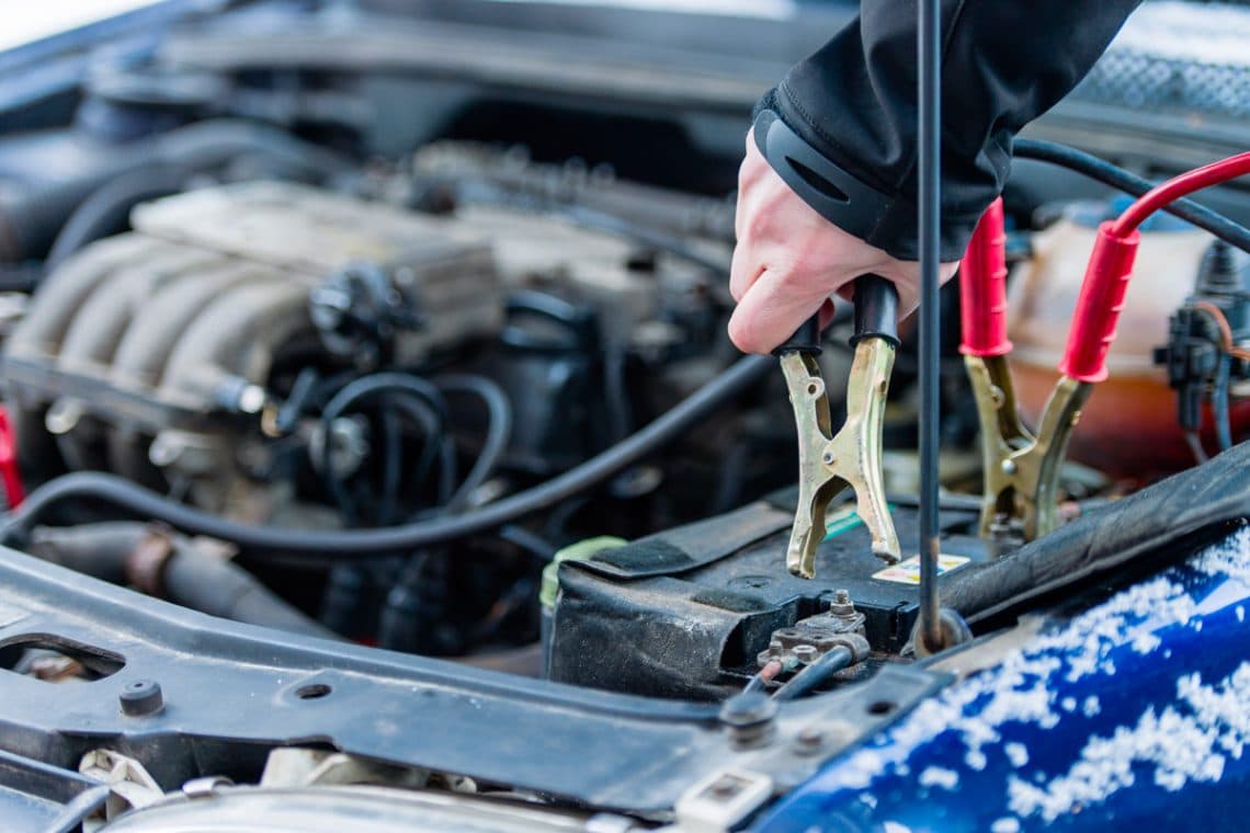 Une batterie de voiture en hiver entrain de se faire dépanner