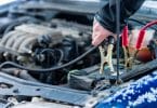 Une batterie de voiture en hiver entrain de se faire dépanner