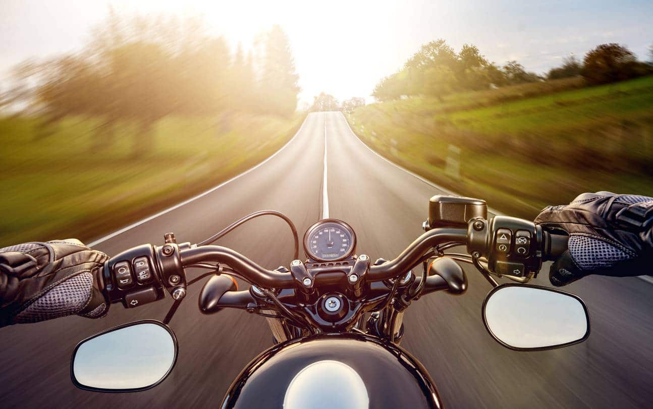Escapade en moto sur une route de campagne