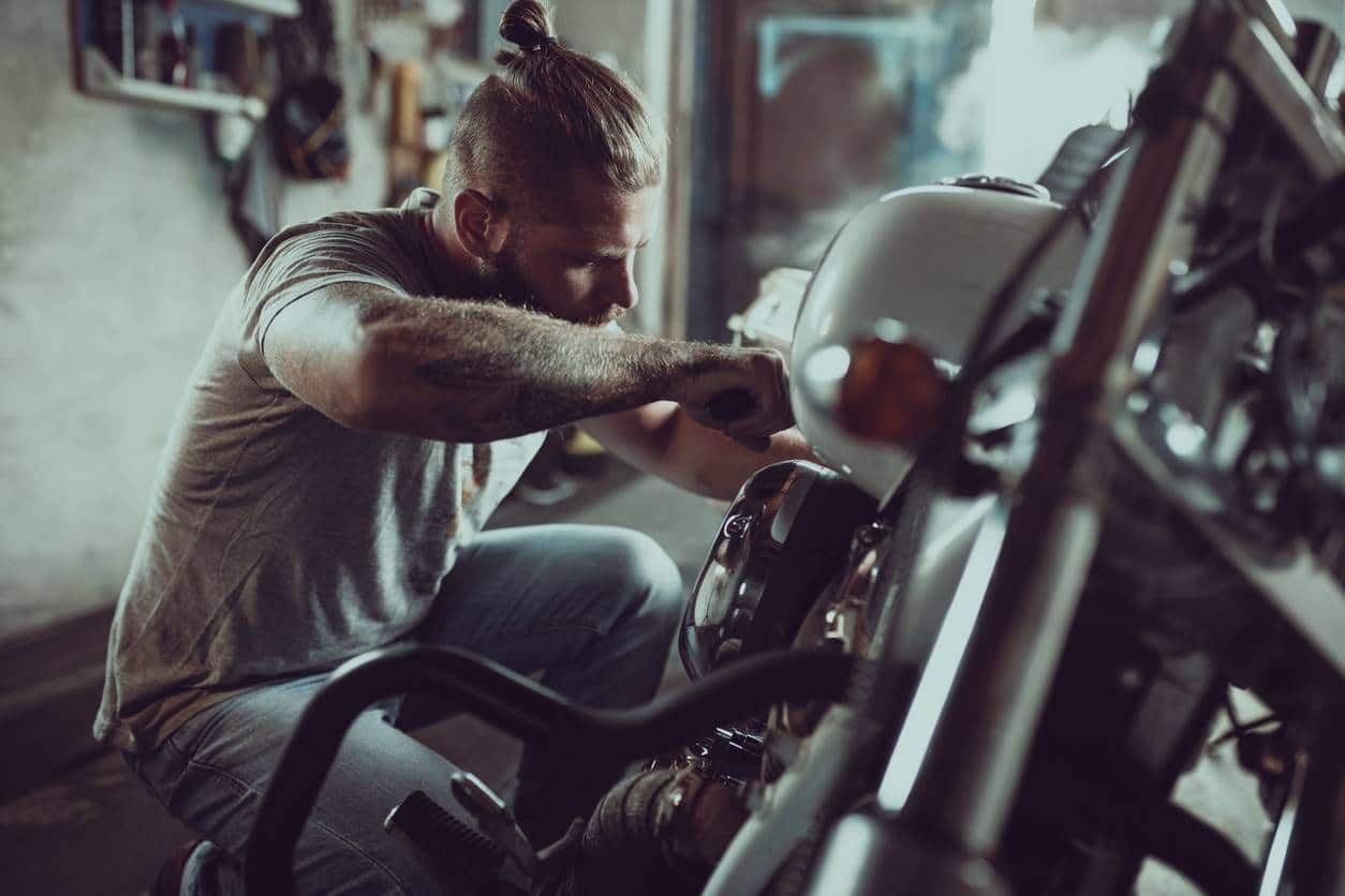Une personne qui entretien son 2 roues lui même