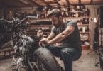 Une personne en train de réparer lui même sa moto dans le garage de sa maison