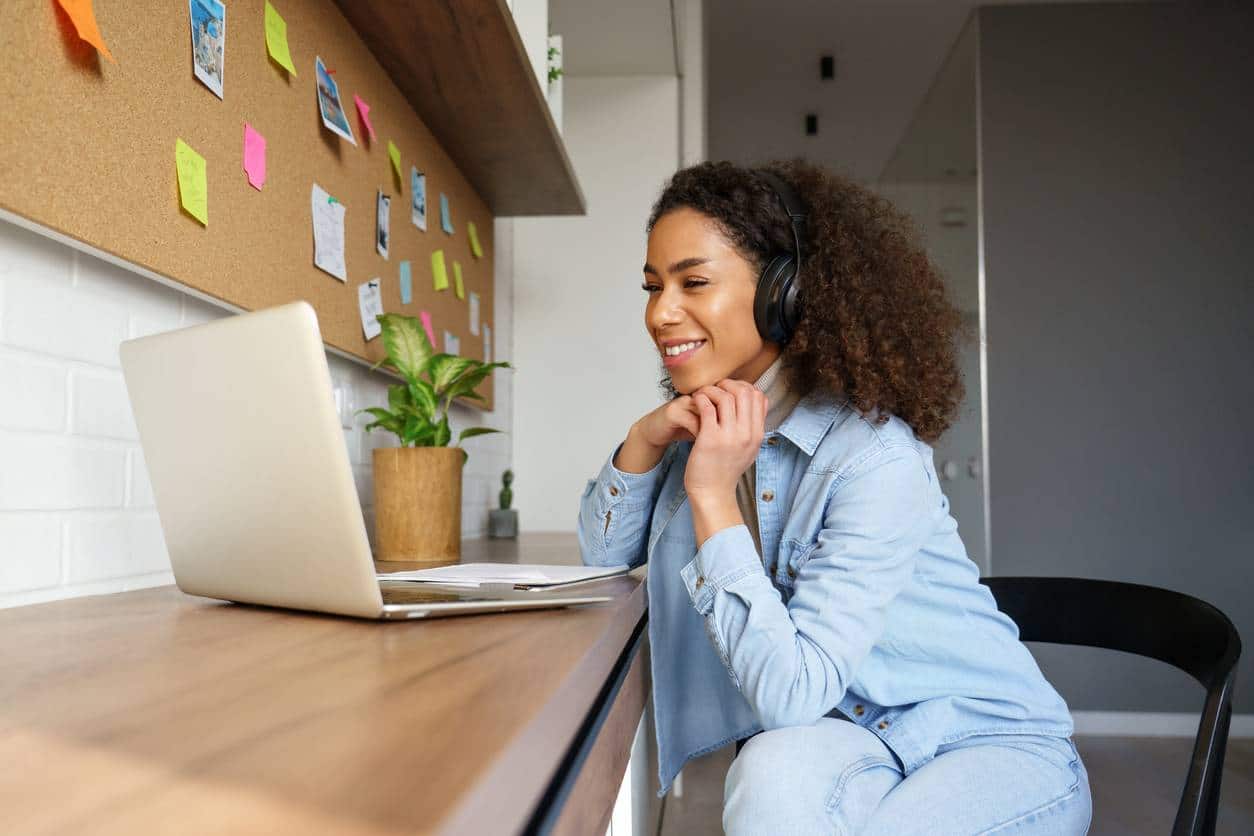 Une femme en train d'apprendre le Code de la route sur Internet