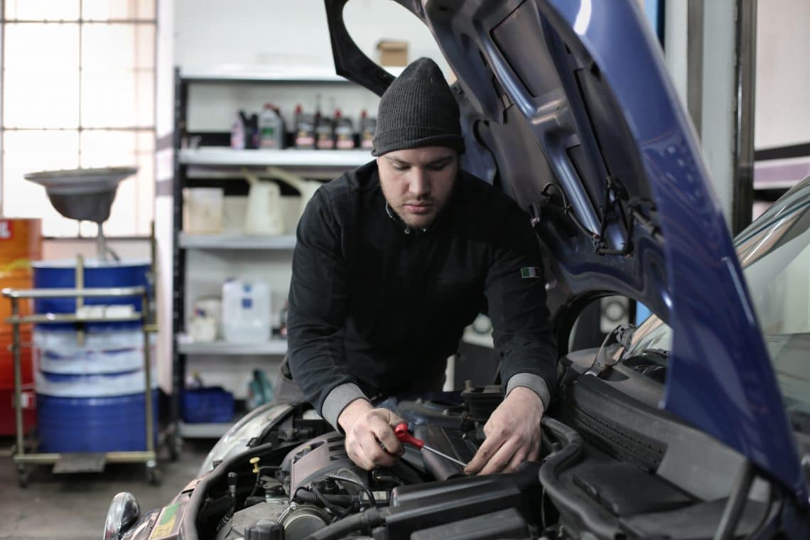 Changement du filtre d'une voiture