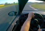 Un apprenti qui apprend à piloter une voiture sur circuit