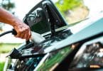 Une voiture électrique d'occasion en train de se recharger