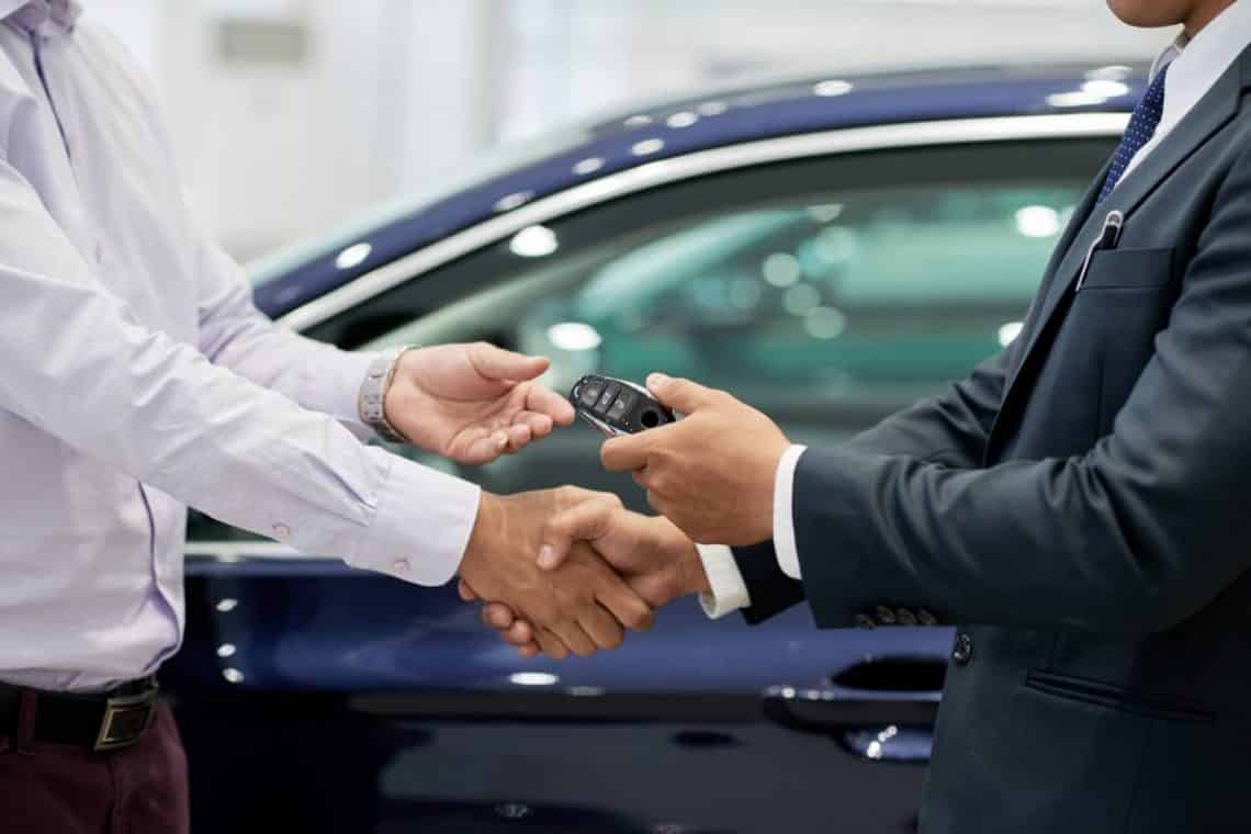 Un achat de voiture neuve dans un garage