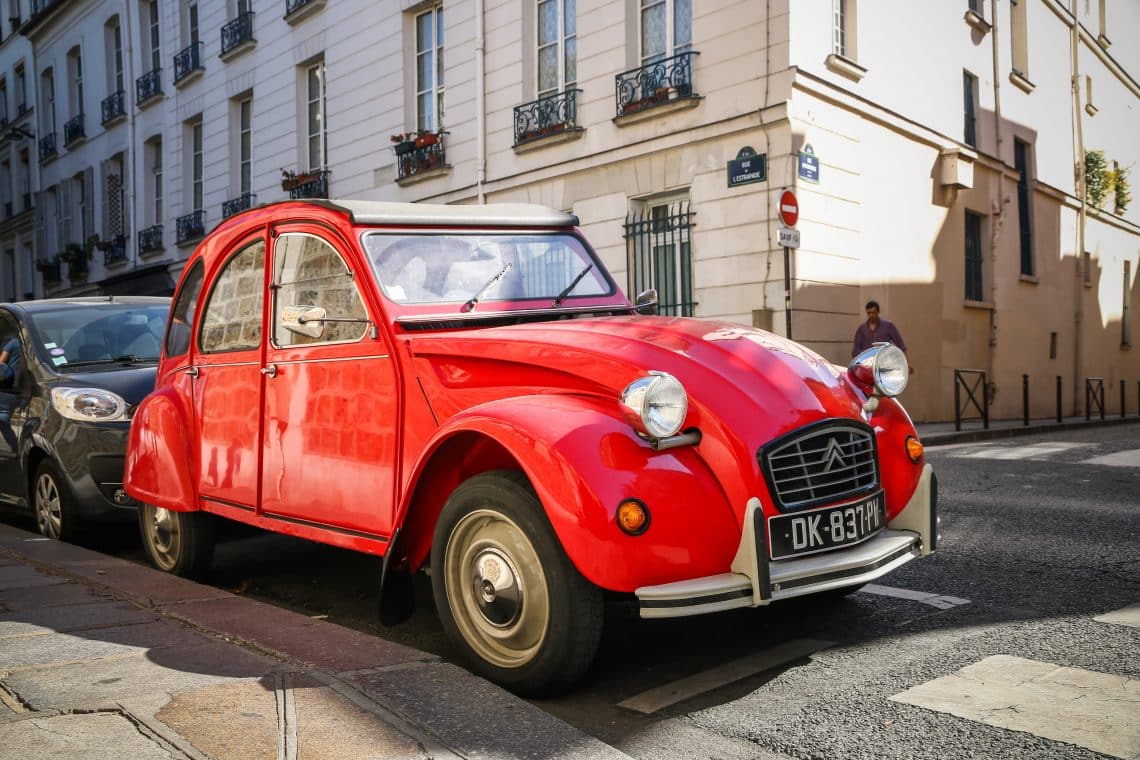 Une Citroën 2CV rouge