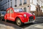 Une Citroën 2CV rouge