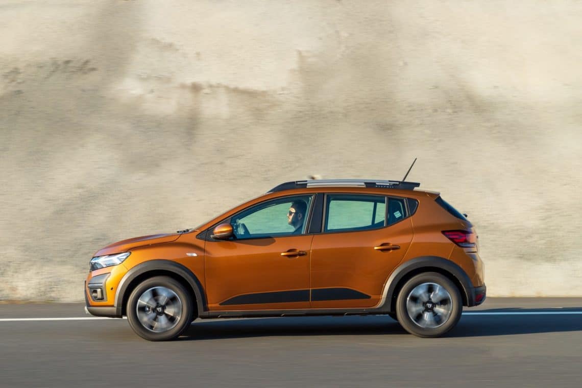 La Dacia Sandero est une voiture peu chère qui convient parfaitement pour les petits budgets