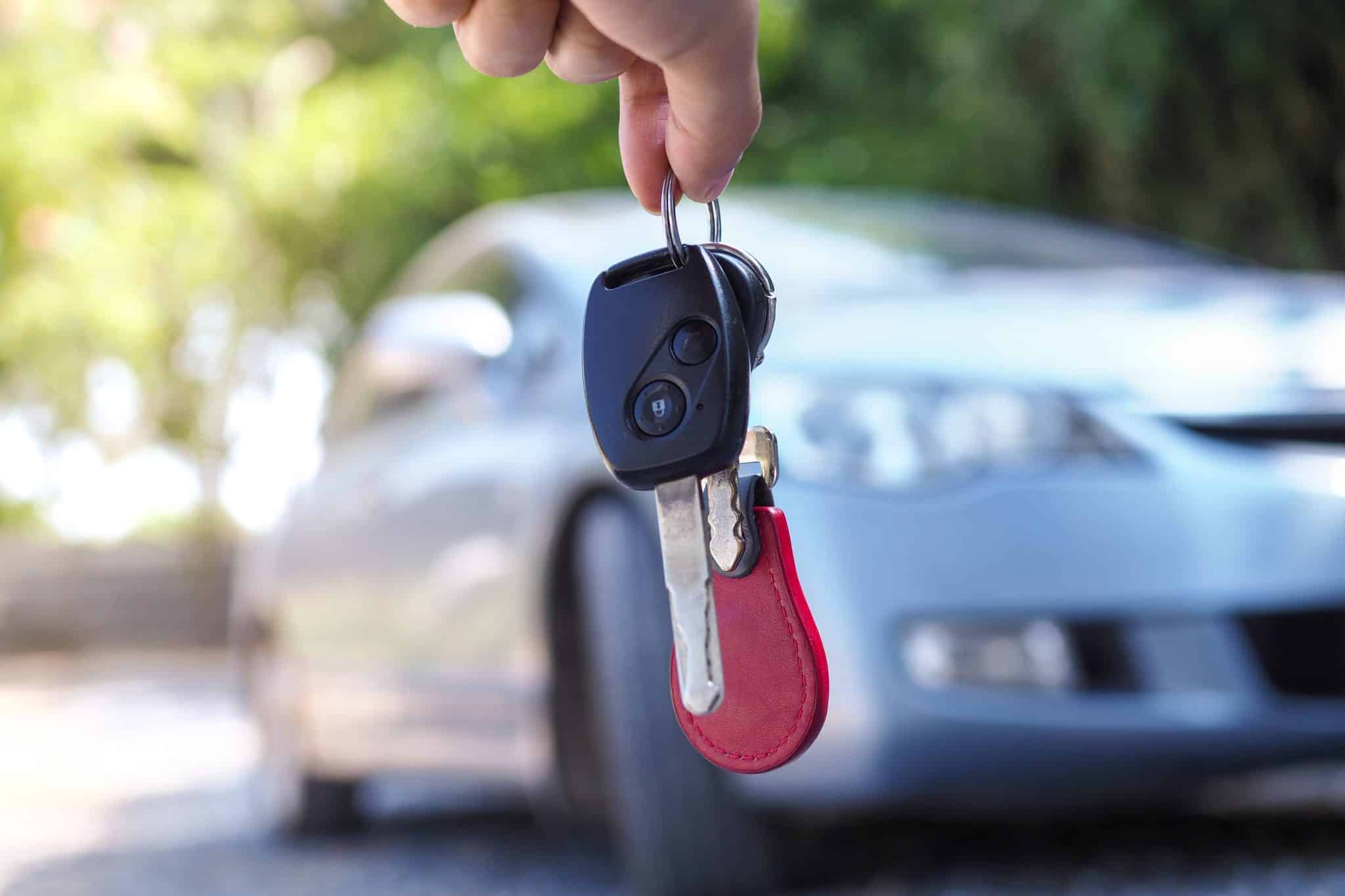 Un client ayant de faible revenu qui vient de s'acheter une voiture avec un crédit à taux 0
