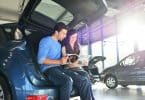 Un couple en train de choisir une voiture bénéficiant d'un prêt à taux zéro