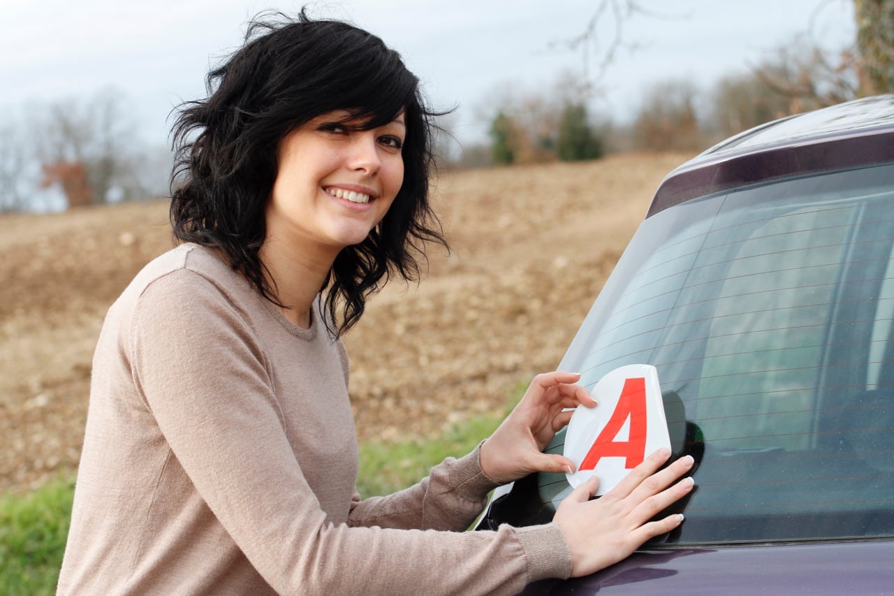 Une jeune femme qui vient d'avoir le permis de conduire, elle est jeune conductrice