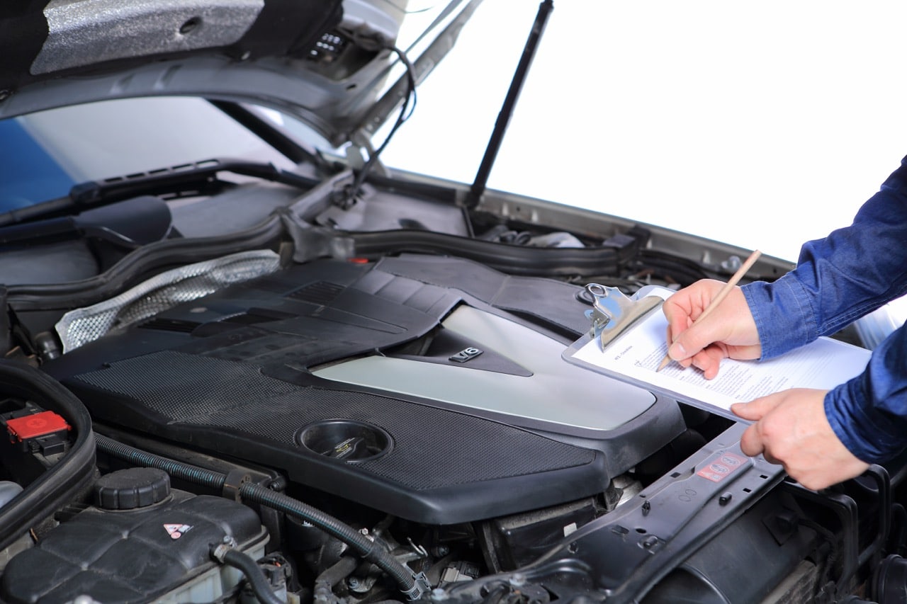 Le check d'une voiture, la personne vérifie les documents de la voiture