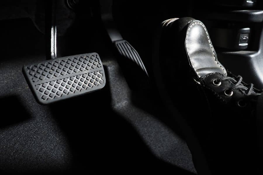 Freinage sur une voiture hybride qui a le système régénératif